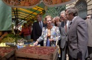 Kecskemét, 1990. június 14. A belga vendégek Kecskemét belvárosának piacán. A belga királyi pár: I. Baldvin (j2) és Fabiola királyné (j4), valamint Mark Eyskens belga külügyminiszter Szűrös Mátyásnak, az Országgyűlés alelnökének társaságában Kecskemét és Bugac nevezetességeivel ismerkedtek.