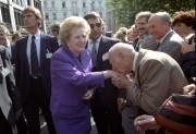 Margaret Thatcher brit miniszterelnök - aki a kormányfő meghívására érkezett Magyarországra - szeptember 19-én rövid sétát tett Budapest belvárosában, a Vörösmarty téren.