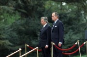 Washington, 1990. október 18. Antall József (b) a Magyar Köztársaság miniszterelnöke és id. George Bush (j), az USA elnöke a Fehér Házban, a South Lawn-on az ünnepélyes fogadáson. Antall József október 15-20. között hivatalos látogatáson tartózkodik az Amerikai Egyesült Államokban. 