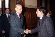  Budapest, 1990. november 2. Matolcsy György, a Miniszterelnöki Hivatal politikai államtitkára (j) üdvözli Carl H. Hahn-t, a Német Gyáriparosok Szövetségének alelnökét, a Szövetség küldöttségének vezetőjét a Parlamentben. 