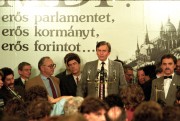  Budapest, 1990. április 9. Antall József a Magyar Demokrata Fórum elnöke bejelenti az MDF választási győzelmét a párt Bem téri székházában tartott nemzetközi sajtótájékoztatón.