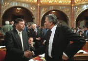 Budapest, 1990. május 2. Németh Miklós miniszterelnök és Antall József, a Magyar Demokrata Fórum elnöke köszöntik egymást az ülésteremben, amikor 1990. május 2-án délelőtt 10 órakor, 43 esztendő után ismét demokratikusan megválasztott országgyűlés kezdte meg munkáját a Parlamentben.