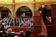  Budapest, 1990. május 2. Az Országházban május 2-án délelőtt 10 órakor megkezdődött a - 43 esztendő után ismét - többpárti parlament alakuló ülése. A képen: Varga Béla, a Nemzetgyűlés volt elnöke ünnepi beszédet mond.