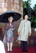 George Bush az Amerikai Egyesült Államok elnöke és felesége, Barbara Bush hivatalos látogatásra Budapestre érkezett. Ünnepélyes fogadtatásukra a Parlament előtt, a Kossuth szobornál került sor. A képen: George Bush és Barbara Bush.