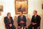 A hazánkban tartózkodó George Bush július 12-én, az Egyesült Államok nagykövetségének rezidenciáján találkozott Pozsgay Imrével, az MSZMP Elnökségének tagjával, államminiszterrel. A találkozón jelen volt James Baker, az Egyesült Államok külügyminisztere. A képen: Pozsgay Imre, George Bush és James Baker a találkozón.