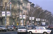  Budapest, 1990. március 2. A Magyar Szocialista Párt választási plakátjai lámpaoszlopra erősítve láthatók az első többpártrendszerű parlamenti képviselő-választások előtt a Népköztársaság útján (ma: Andrássy út). 