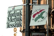  Budapest, 1990. március 2. A Szabad Demokraták Szövetsége választási plakátjai láthatók az első többpártrendszerű parlamenti képviselő-választások előtt egy fővárosi épületre erősítve.