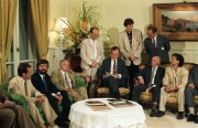 George Bush, az Amerikai Egyesült Államok elnöke magyarországi látogatásának során találkozott az ellenzéki képviselőkkel, az Egyesült Államok magyarországi nagykövetének rezidenciáján. Kónya Imre (MDF) (b2), George Bush (b5), Magyar Bálint (SZDSZ) (b6) és a kép jobb szélén Orbán Viktor (Fidesz). 