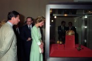 Budapest, 1990. május 9. A hivatalos látogatáson hazánkban tartózkodó Károly herceg brit trónörökös és felesége, Diana Francis Spencer /Lady Di/ walesi hercegnő a Nemzeti Múzeumban őrzött koronázási ékszereket tekintik meg. Károly trónörökös felesége 1961. július 1-jén született Sandringham-ben. Meghalt 1997. augusztus 31-én Párizsban.