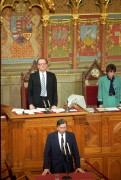 Budapest, 1990. május 23. Antall József miniszterelnök az eskü szövegét mondja az országgyűlés előtt az általa vezetett új magyar kormány ülésén május 23-án a Parlamentben. A testület többi tagjai is ezen a napon tették le hivatali esküjüket.