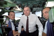 Németország, 1990. május 26. Antall József miniszterelnök útban hazafelé Németországból, ahol részt vett a 90. nyugat-berlini német katolikus napokon és találkozott néhány német vezetővel - emlékkép a repülőgép pilótafülkéjében.