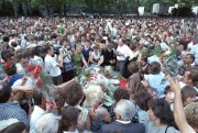  A közel százezresre becsült gyászoló tömeg virágokat helyez Kádár János sírjára a Mező Imre úti temetőben. Az MSZMP nyugalmazott elnökét, az Elnöki Tanács tagát július 14-én helyezték örök nyugalomra.
