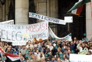 Budapest, 1990. október 28. A Parlament előtt október 28-án délután rendeztek kormánypárti tüntetést. A résztvevők fűtött hangulatban követelték, hogy a barrikádot állítók immár haladéktalanul számolják fel az úttorlaszokat, állítsák helyre az ország normális rendjét. A több ezres tömeget rendőrkordon védte a más véleményen lévő ellentüntetőktől, akik ugyancsak megjelentek a Kossuth téren, s akiket szintén a rendőrök védtek. A képen: a kormánypárti tüntetés résztvevői.