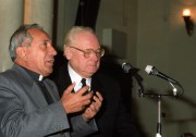 Budapest, 1990. január 14. Dr. Emilio Castro, az Egyházak Világtanácsának főtitkára és a tolmács az istentiszteleten. Az Egyetemes Imahét országos megnyitó istentiszteletét tartották a Kálvin téri református templomban.