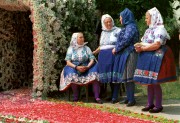 Csömör, 1990. június 17. Régi hagyománya van az Úr Napja megünneplésének a Pest megyei Csömör katolikus lakossága körében. A vasárnapi nagymise után a körmenetben a hívők csaknem egy kilométeres kört írtak le a templomuk körül. A kis részben nemzetiségi lakosságú Csömörön a szlovák asszonyok népviseletben vesznek részt a körmeneten. 