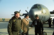 I. R. Latulippe kapitány, a C-130-as parancsnoka és Korencz József (b) alezredes, a Magyar Néphadsereg főpilótája, akik a berepülést végezték, középen Posta István, a Külügyminisztérium munkatársa a Ferihegyi repülőtéren. Sikeresen teljesítette magyarországi misszióját a kanadai légierő C-130-as Herkules típusú óriásgépe, amely a Nyitott égbolt kezdeményezés keretében próbarepülésre érkezett Magyarországra. A tesztrepülést közös kanadai-magyar személyzettel hajtották végre.