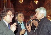 Konrád György (b), Csoóri Sándor (k) és Mészöly Miklós (j) Kossuth-díjjal kitünetett írók beszélgetnek a Kossuth-díj és Kiváló Művész kitüntetések átadásán a Parlamentben. 