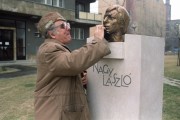  Budapest, 1990. január 17. Vígh Tamás Kossuth-díjas szobrászművész Nagy László-szobrával, melyet január 31-én avatnak fel. A költő egyetlen olyan portréja ez az alkotás, amelyhez modellt is ült. Korán bekövetkezett halála megakadályozta a szobor befejezését. A szobor az Árpád fejedelem útja 66. számú ház elé került, ahol a költő élt és dolgozott.