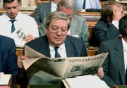 Budapest, 1990. június 19. Pozsgay Imre, országgyűlési képviselő újságot olvas a Parlamentben az Országgyűlés rendkívüli ülésszakának második napján.
