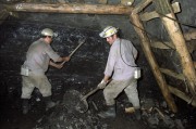 Földesi József és Jakubovics László bányászok dolgoznak a fölszámolásra kerülő ménkesi szénbányában. Több, mint 20 éve határozta el az akkori kormányzat, hogy a lakossági és közületi energiaellátásban csökkenti a szén szerepét. A döntés érzékenyen érintette a Nógrádi Szénbányákat, a vállalat 34 bányájából 29-et bezártak.