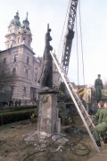  Győr, 1990. március 12. Elszállításra vár a szovjet katona szobra a győri tanácsháza előtt.