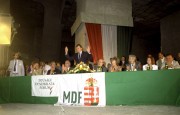 Fertőrákos, 1990. augusztus 18. Antall József miniszterelnök (k) beszédet mond az Európa-nap elnevezésű rendezvény keretében tartott vitafórumon a fertőrákosi kőfejtőbarlang színpadán, amikor egyszerre nyolc, osztrák-magyar határmenti településen emlékeznek meg az egy éve tartott Pánerópai Piknikről. A magyar kormányfő mellett jobbra Lothar de Maiziere, a Német Demokratikus Köztársaság miniszterelnöke látható.