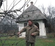 1990. január 15. Dr. Für Lajos, az MDF elnökségi tagja hobbitelkén egy fát metsz.
