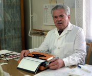 Kisvárda, 1990. március 5. Dr. Béres József a Béres csepp feltalálója, a kisvárdai Vetőmagkutató Intézetben.