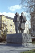 Életképek - Pillanatképek az egykori Lipótvárosból:
Marx és Engels szobra a Jászai Mari téren. A régi Pest északi részét a Duna part, Deák Ferenc utca, Kiskörút, Váci út, Dráva utca által határolt területet a harmincas évek végéig Lipótvárosnak nevezték. A hivatalosan 1789 óta jegyzett városrészt II. Lipótról nevezték el. 