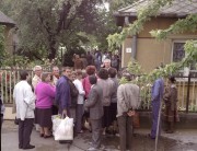  Kisvárda, 1990. március 5. Szombatonként betegek százai várják a találkozást Dr. Béres József kutatóval, a Béres Csepp Plusz gyógyhatású készítmény feltalálójával háza előtt. 