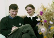 Budapest, 1990. március 15. Demszky Gábor jogász, szociológus és felesége Hodosán Róza, a Szabad Demokraták Szövetsége tagjai otthonukban, Budapesten. 