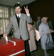 Budapest, 1990. március 25. Demszky Gábor jogász, szociológus, a Szabad Demokraták Szövetsége alapító tagja leadja a szavazatát az első többpártrendszerű parlamenti képviselő-választás első fordulójában.