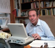 Kornai János közgazdász, a közgazdasági tudományok doktora, 1967-től az MTA Közgazdasági Tudományos Intézetének osztályvezetője, 1986-től a Cambridge Harvard egyetem professzora, közgazdasági témájú könyvek szerzője munka közben, laptopjával. 