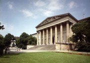 Budapest, 1990. június 18. A Magyar Nemzeti Múzeum. Épült 1837-47-ig, klasszicista stílusban, tervező: Pollack Mihály. 
