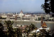 Budapest, 1990. július 16. A Parlament épülete, előtérben a budai oldal házai a Szilágyi Dezső téri templommal.