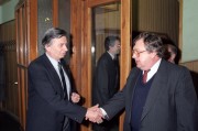 Budapest, 1990. február 21. Antall József, az MDF elnöke üdvözli Lawrence Eagleburger-t, az Amerikai Egyesült Államok külügyminiszterének első helyettesét budapesti látogatása alkalmával, mikor népes szakértői kísérettel látogatást tett a Magyar Demokrata Fórum Bem téri székházában. 