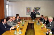  Budapest, 1990. február 28. Douglas Hurd találkozója az MDF képviselőivel Douglas Hurd Nagybritannia és Észak-Írország Egyesült Királyság hivatalos látogatáson hazánkban tartózkodó külügyminisztere február 28-án látogatotást tett a Magyar Demokrata Fórum Bem téri székházában. A képen: a találkozón. 