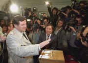  Budapest, 1990. március 25. Németh Miklós miniszterelnök (előtérben) riporterek gyűrűjében adja le a szavazatát, amikor az első többpártrendszerű parlamenti képviselő-választást tartják Magyarországon.