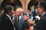 Antall József miniszterelnök, Göncz Árpád ideiglenes köztársasági elnök és Mécs Imre, az SZDSZ ügyvivői testületének a tagja (b-j) beszélget az ülésteremben. Május 3-án folytatta munkáját az újonnan megválasztott Országgyűlés. 