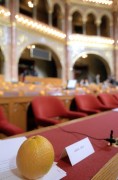 Budapest, 1990. május 3. Május 3-án folytatta munkáját az újannan megválasztott Országgyűlés a Parlamentben. A képen: a FIDESZ ajándéka, az ülésteremben minden képviselő részére elhelyezett narancs.