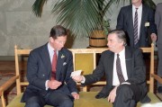 Budapest, 1990. május 7. Antall József kijelölt kormányfő (j) beszélget a hivatalos látogatáson hazánkban tartózkodó Károly brit trónörökössel a Parlament Delegációs Termében.