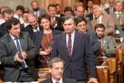 Budapest, 1990. május 22. A képviselők a kormányprogram ismertetése után tapssal köszöntik Antall József kijelölt miniszterelnököt a Parlamentben május 22-én, az Országgyűlés kormányalakító ülésén. Ezt követően a pártok frakcióvezetői szólaltak fel. Az ülést Szabad György házelnök nyitotta meg.