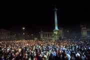 A romániai események iránti szolidaritásból ökumenikus misét tartottak december 24-én éjfélkor a Hősök terén. A képen: fáklyák és gyertyák égnek a forradalom áldozataiért. 