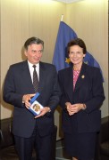  Strasbourg, 1990. október 2. Catherine Lalumiére asszony, az Európa Tanács főtitkára emlékplakettel ajándékozta meg Antall József miniszterelnököt Strasbourgban, ahol a találkozót követően közös sajtótájékoztatót tartottak.
