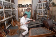 Kecskemét, 1990. július 21. Leskowsky Albert a több mint 100 éves Schunda cimbalom mellett, mely a több mint 700 hangszerből álló gyűjteményének egyik darabja. A gyűjteményben megtalálható az összes magyar népi hangszer, ókori és középkori zeneszerszámok rekonstrukciói, valamint saját készítésű és kortárs eszközök.