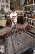 Kecskemét, 1990. július 21. Leskowsky Albert a századfordulóról származó tamburával, mely a több mint 700 hangszerből álló gyűjteményének egyik darabja. A gyűjteményben megtalálható az összes magyar népi hangszer, ókori és középkori zeneszerszámok rekonstrukciói, valamint saját készítésű és kortárs eszközök. 