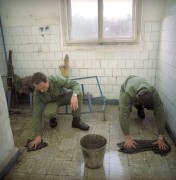 Lenti, 1990. január 25. "Fókázás", azaz felmosás a WC-ben. Nem könnyű dolog sorállományú katonának lenni a lenti laktanyában. Az itteni állományt a mai napig a Nyírségből és Borsodból hozzák a nehéz körülményekkel rendelkező laktanyába. 