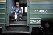 Litvánia, 1989. július 18. Fiatal fiú ül egy vonat lépcsőjén Litvániában. 