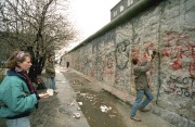   Berlin, 1990. március 6. A látogatók kalapáccsal egy faldarabot törnek maguknak emlékbe az 1961 - 1989 között Nyugat- és Kelet-Berlint kettéosztó betonfalból. A Berlini Fal jelkép, lebontása megnyitotta az utat Németország egyesülése előtt. Darabjai a szabadságot szimbolizáló emléktárgyak lettek.