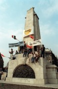 Budapest, 1990. március 15. A FIDESZ jelképesen elfoglalta a Szabadság téri szovjet hősi emlékművet azon a tiltakozó gyűlésen, amelyet az SZDSZ szervezett a Magyar Televízió épülete előtt azzal a céllal, hogy a szabad sajtó valóban szabad legyen.